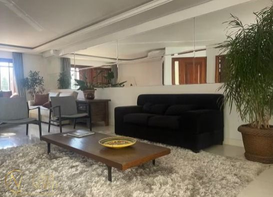 Casa à venda com 3 quartos, 285m², 1 suíte, 3 vagas, Rua Comendador Creidy no bairro Chácara das Pedras em Porto Alegre