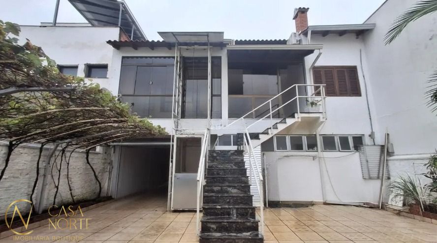 Casa à venda com 4 quartos, 344m², 2 suítes, 7 vagas, Rua Luzitana no bairro Higienópolis em Porto Alegre