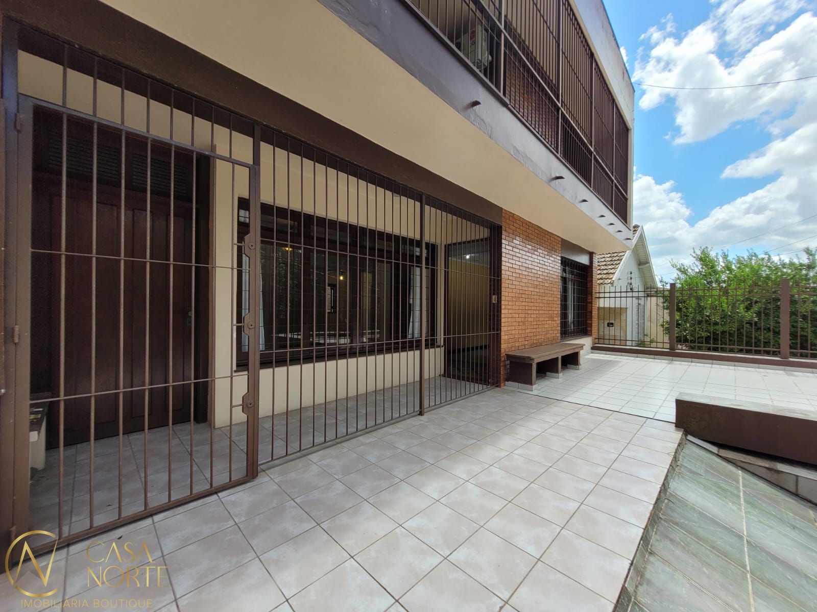 Casa à venda com 4 quartos, 365m², 1 suíte, 2 vagas, Rua Tupanciretã no bairro Passo da Areia em Porto Alegre