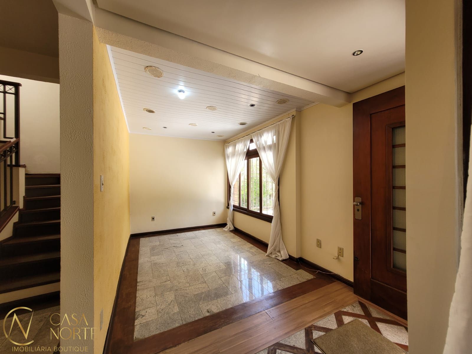 Casa à venda com 4 quartos, 365m², 1 suíte, 2 vagas, Rua Tupanciretã no bairro Passo da Areia em Porto Alegre