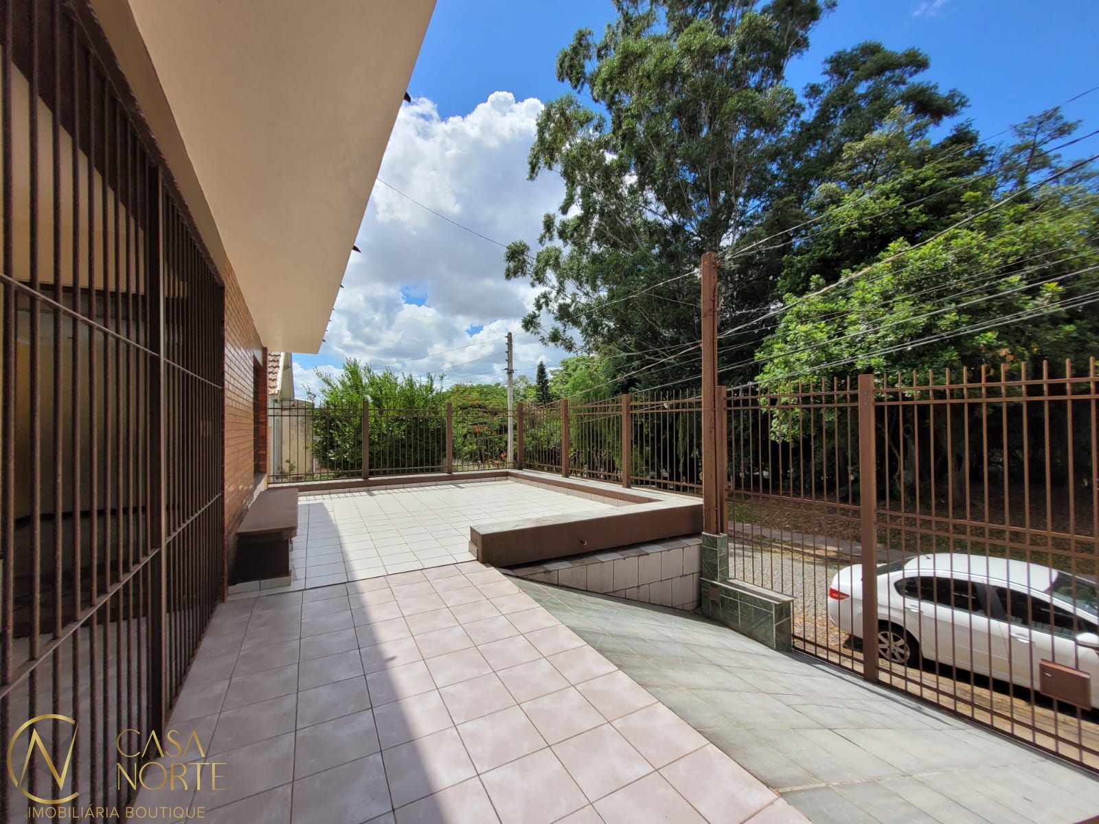 Casa à venda com 4 quartos, 365m², 1 suíte, 2 vagas, Rua Tupanciretã no bairro Passo da Areia em Porto Alegre