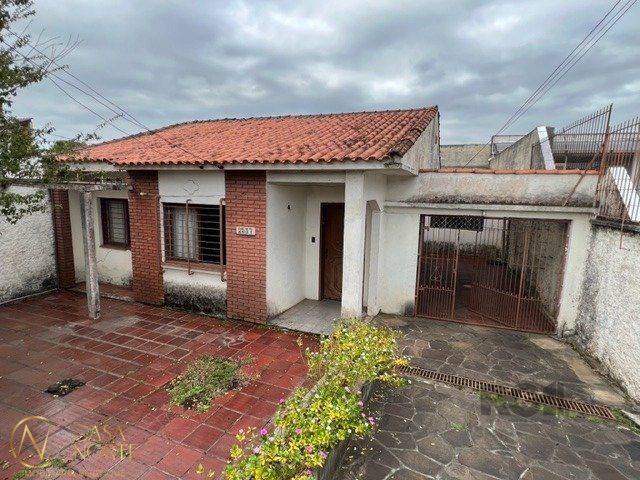 Casa à venda com 3 quartos, 280m², 3 vagas, Avenida Baltazar de Oliveira Garcia no bairro Costa e Silva em Porto Alegre