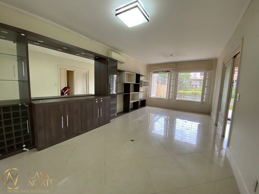 Casa à venda com 4 quartos, 265m², 2 suítes, 4 vagas, Licínio Cardoso no bairro Chácara das Pedras em Porto Alegre