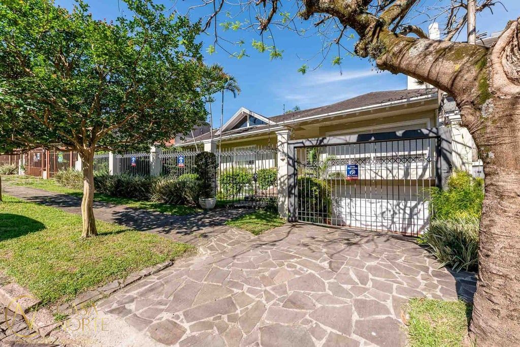 Casa à venda com 3 quartos, 350m², 1 suíte, 3 vagas, Araponga no bairro Chácara das Pedras em Porto Alegre