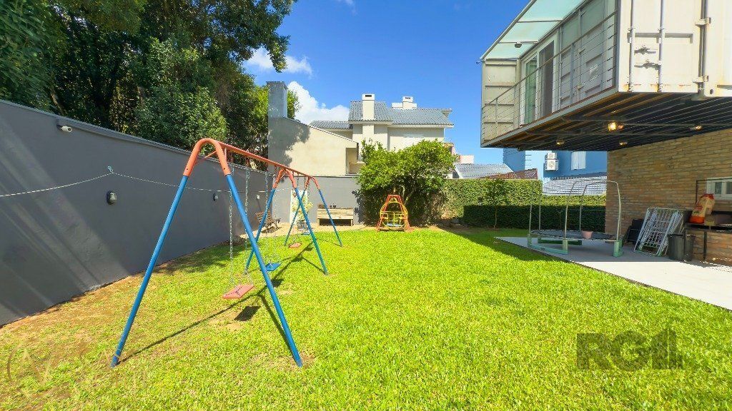 Casa à venda com 3 quartos, 333m², 1 suíte, 2 vagas, Fernando Osorio no bairro Teresópolis em Porto Alegre