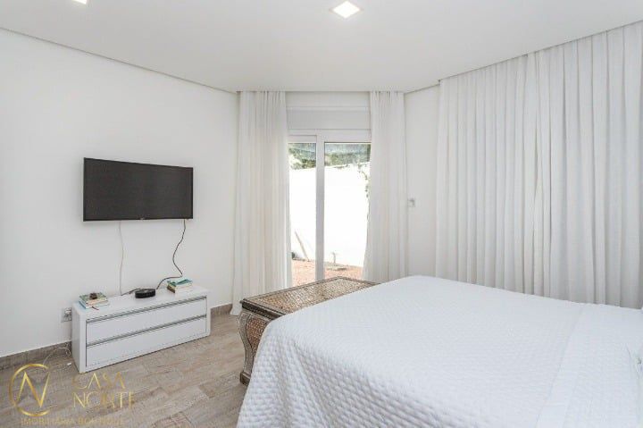 Casa de Condomínio à venda com 4 quartos, 487m², 4 suítes, 3 vagas, Juca Batista no bairro Belém Novo em Porto Alegre