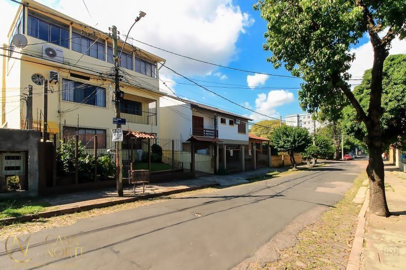 Casa à venda com 7 quartos, 330m², 1 suíte, 6 vagas, Monte Arraes no bairro Nonoai em Porto Alegre