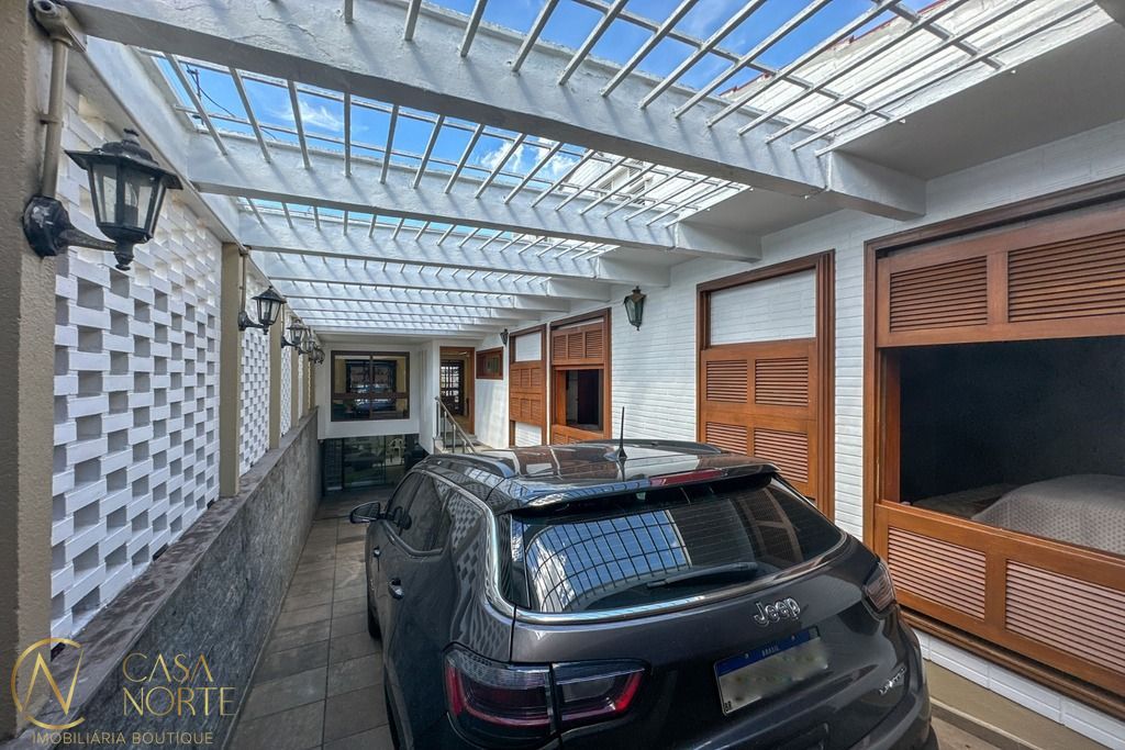 Casa à venda com 3 quartos, 300m², 3 suítes, 3 vagas, Engenheiro Ildefonso Simões Lopes no bairro Três Figueiras em Porto Alegre