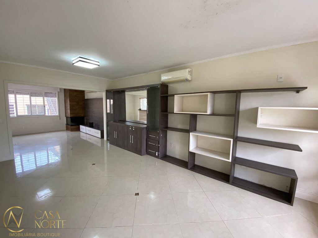 Casa à venda com 4 quartos, 265m², 2 suítes, 4 vagas, Licínio Cardoso no bairro Chácara das Pedras em Porto Alegre