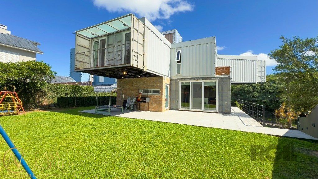 Casa à venda com 3 quartos, 333m², 1 suíte, 2 vagas, Fernando Osorio no bairro Teresópolis em Porto Alegre
