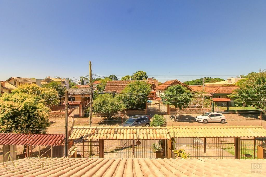 Casa à venda com 3 quartos, 198m², 1 suíte, 4 vagas, Doutor Egydio Michaelsen no bairro Cavalhada em Porto Alegre