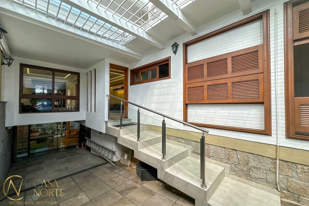 Casa à venda com 3 quartos, 300m², 3 suítes, 3 vagas, Engenheiro Ildefonso Simões Lopes no bairro Três Figueiras em Porto Alegre