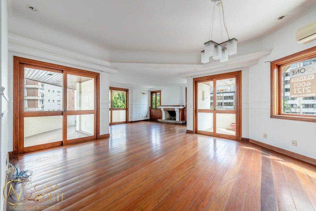 Cobertura à venda com 5 quartos, 449m², 2 suítes, 4 vagas, Doutor Tauphick Saadi no bairro Bela Vista em Porto Alegre