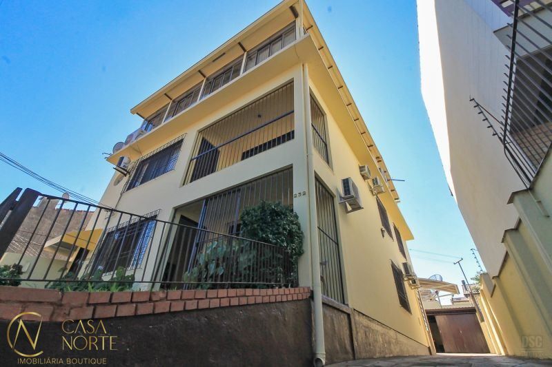 Casa à venda com 7 quartos, 330m², 1 suíte, 6 vagas, Monte Arraes no bairro Nonoai em Porto Alegre
