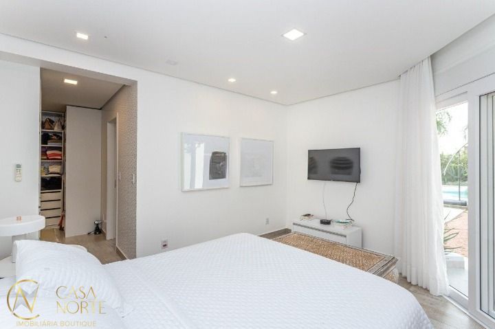 Casa de Condomínio à venda com 4 quartos, 487m², 4 suítes, 3 vagas, Juca Batista no bairro Belém Novo em Porto Alegre