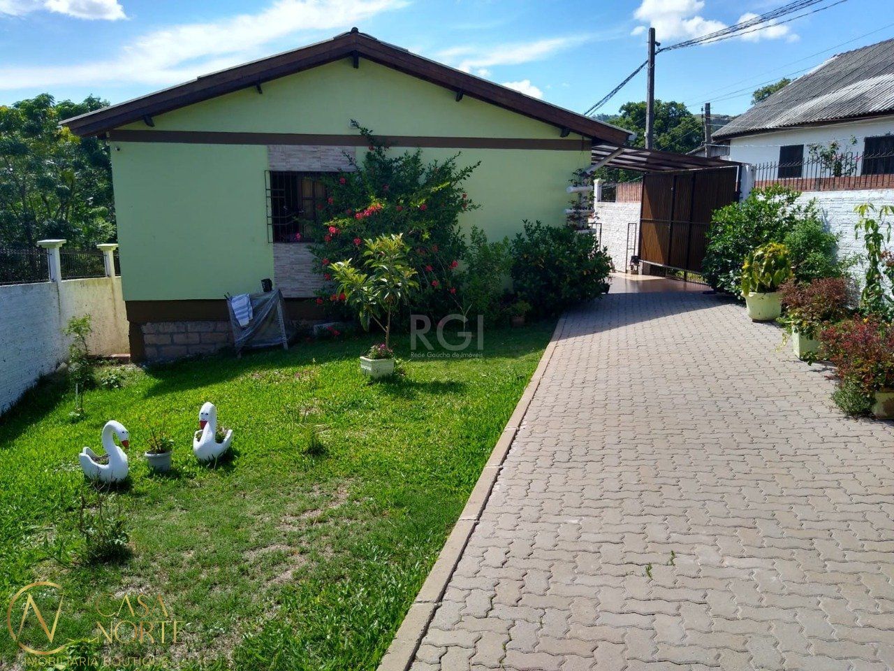 Casa à venda com 3 quartos, 260m², 2 vagas, Estrada Afonso Lourenco Mariante no bairro Belém Velho em Porto Alegre