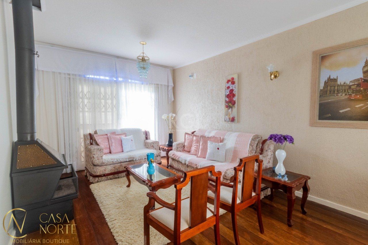 Casa à venda com 3 quartos, 250m², 2 suítes, Rua Graciano Azambuja no bairro Partenon em Porto Alegre