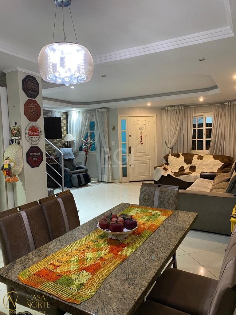 Sobrado à venda com 3 quartos, 204m², 1 suíte, 2 vagas, Avenida Ecoville no bairro Sarandi em Porto Alegre