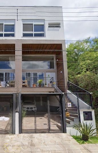 Casa à venda com 3 quartos, 1 suíte, 2 vagas, Rua Professor Luiz Antônio Lopes no bairro Morro Santana em Porto Alegre