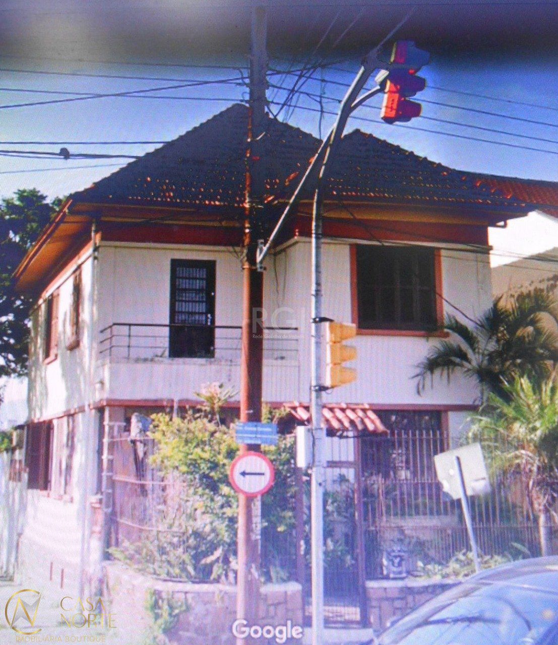 Casa à venda com 3 quartos, 240m², 1 suíte, 3 vagas, Rua General Gomes Carneiro no bairro Medianeira em Porto Alegre