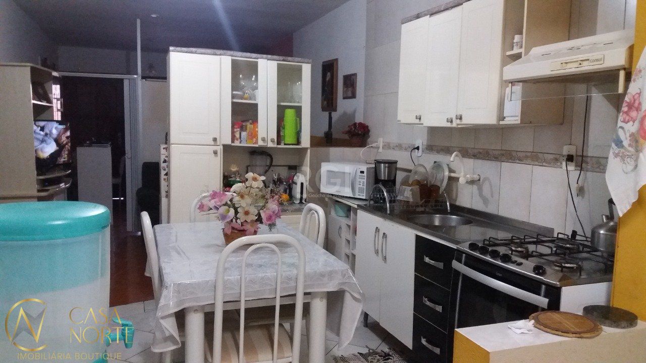 Casa à venda com 2 quartos, 120m², 2 vagas, Rua Doutor Deoclecio Pereira no bairro Jardim Floresta em Porto Alegre