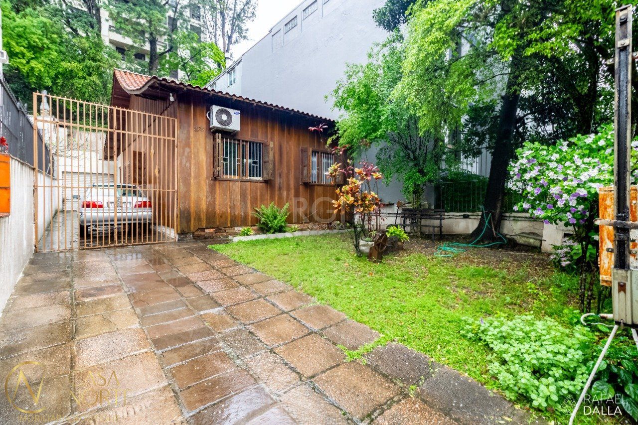 Casa à venda com 2 quartos, 110m², 4 vagas, Rua Tenente-Coronel Fabricio Pilar no bairro Mont Serrat em Porto Alegre