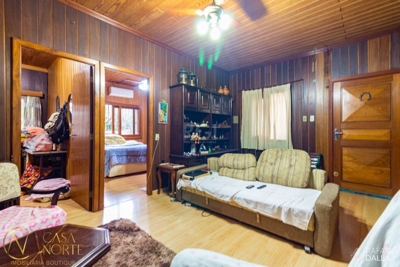 Casa à venda com 2 quartos, 110m², 4 vagas, Rua Tenente-Coronel Fabricio Pilar no bairro Mont Serrat em Porto Alegre
