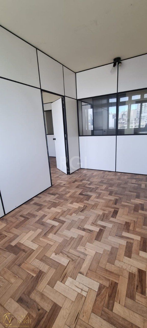 Sala Comercial à venda , 29m², Praça Osvaldo Cruz no bairro Centro em Porto Alegre