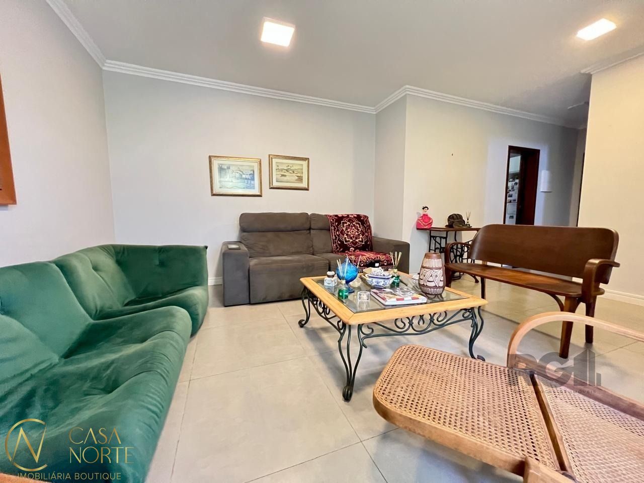 Casa à venda com 3 quartos, 139m², 1 suíte, 4 vagas, Rua Doutora Noemi Valle Rocha no bairro Serraria em Porto Alegre