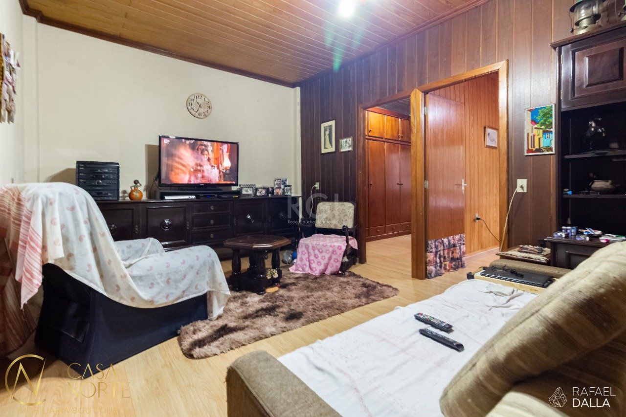Casa à venda com 2 quartos, 110m², 4 vagas, Rua Tenente-Coronel Fabricio Pilar no bairro Mont Serrat em Porto Alegre