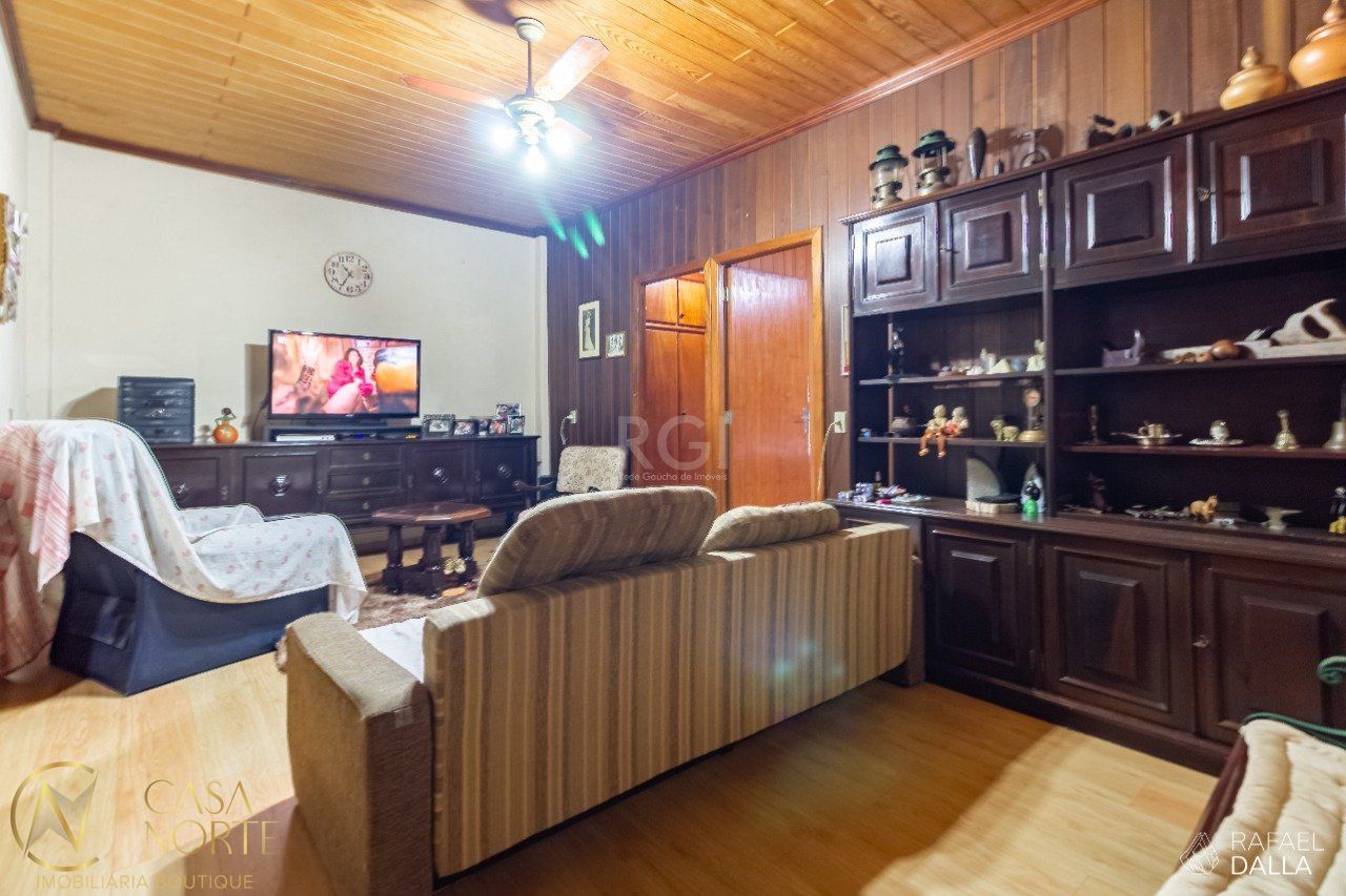 Casa à venda com 2 quartos, 110m², 4 vagas, Rua Tenente-Coronel Fabricio Pilar no bairro Mont Serrat em Porto Alegre