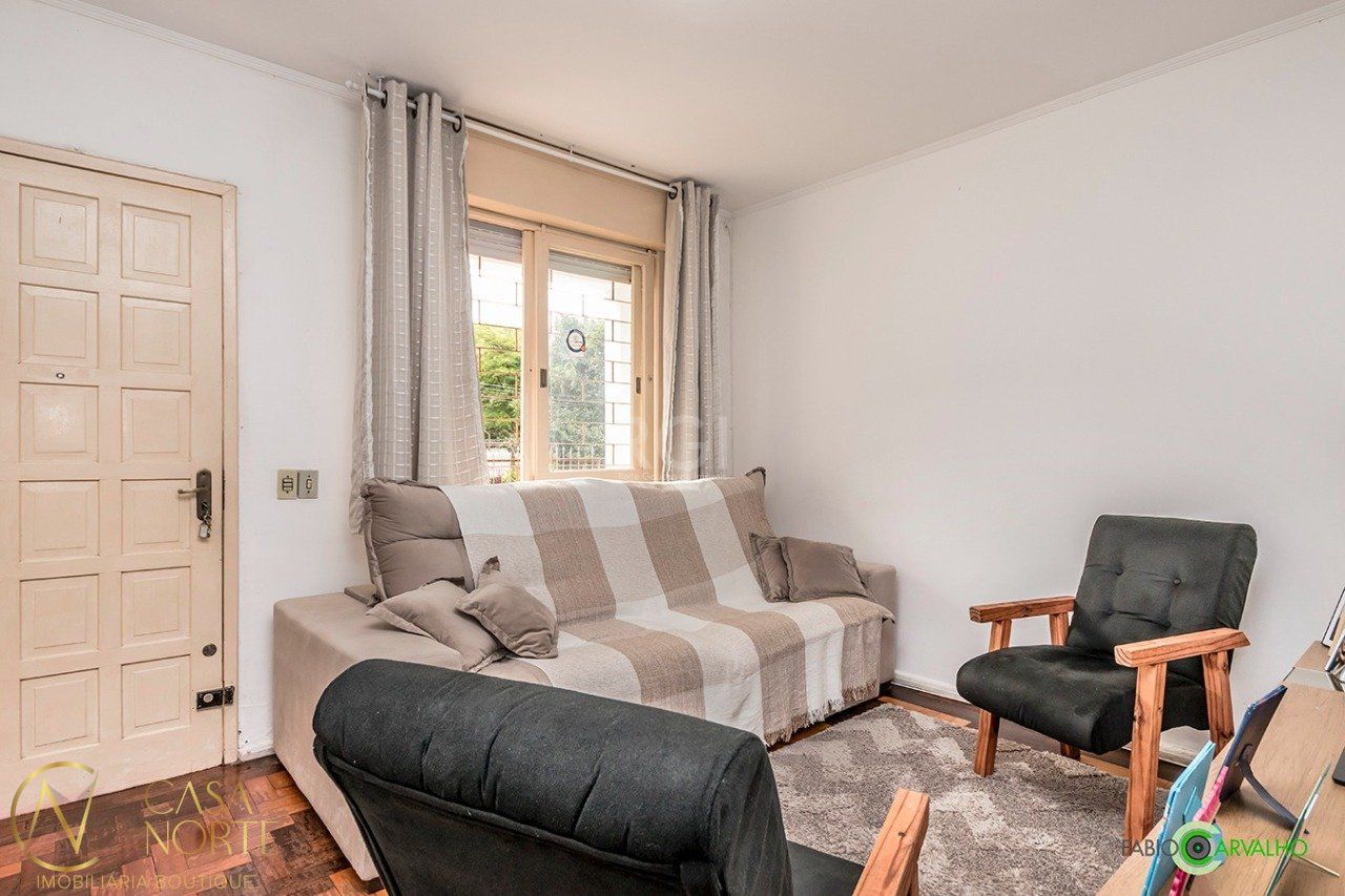 Casa à venda com 3 quartos, 119m², 2 vagas, Rua Franklin no bairro Jardim Sabará em Porto Alegre