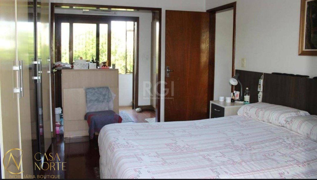 Casa à venda com 3 quartos, 165m², 1 suíte, 2 vagas, Avenida Valado no bairro Vila João Pessoa em Porto Alegre