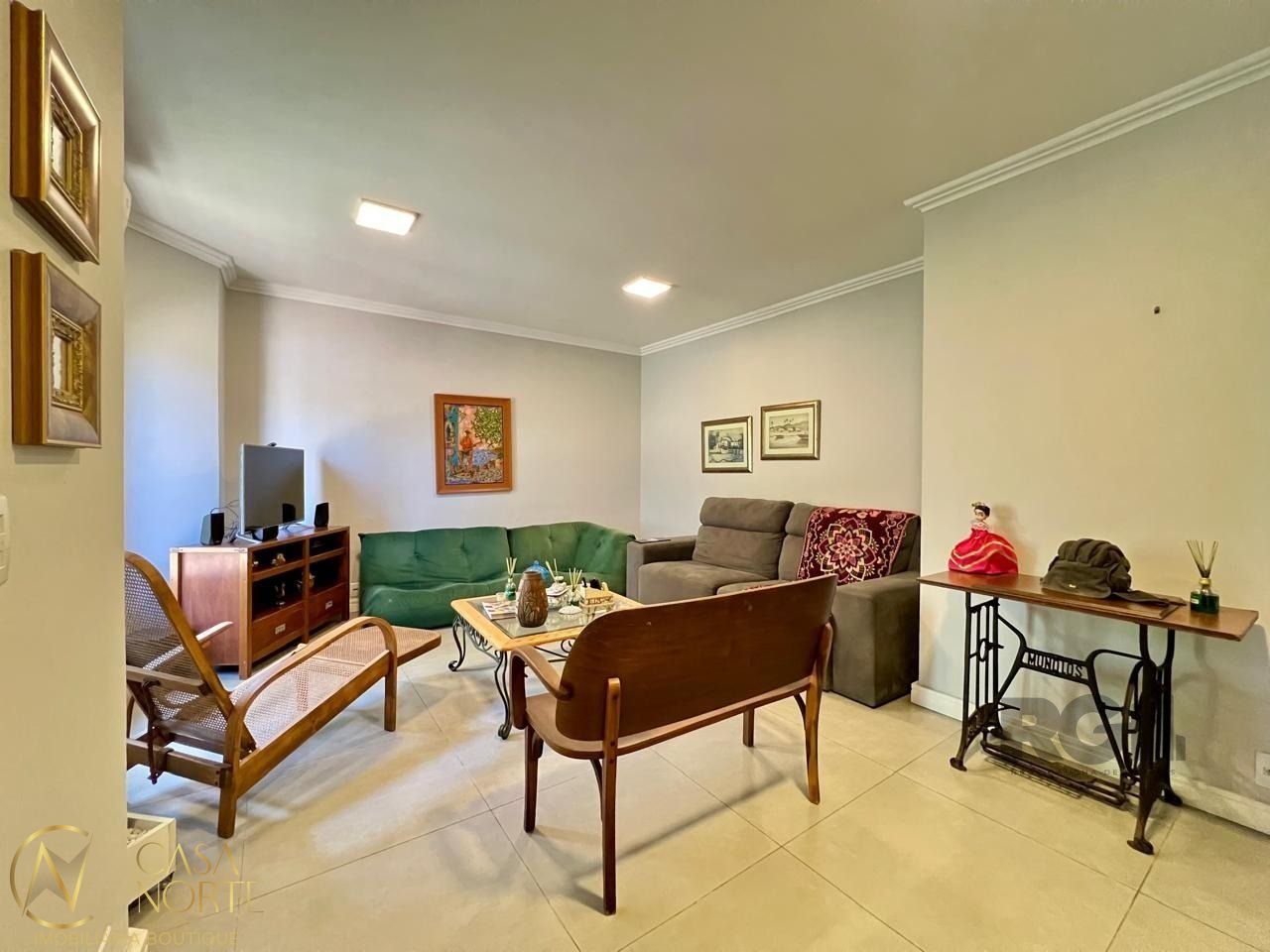 Casa à venda com 3 quartos, 139m², 1 suíte, 4 vagas, Rua Doutora Noemi Valle Rocha no bairro Serraria em Porto Alegre