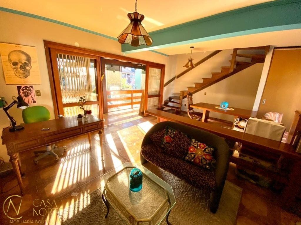 Casa à venda com 3 quartos, 263m², 1 suíte, 3 vagas, Rua Libano no bairro Higienópolis em Porto Alegre