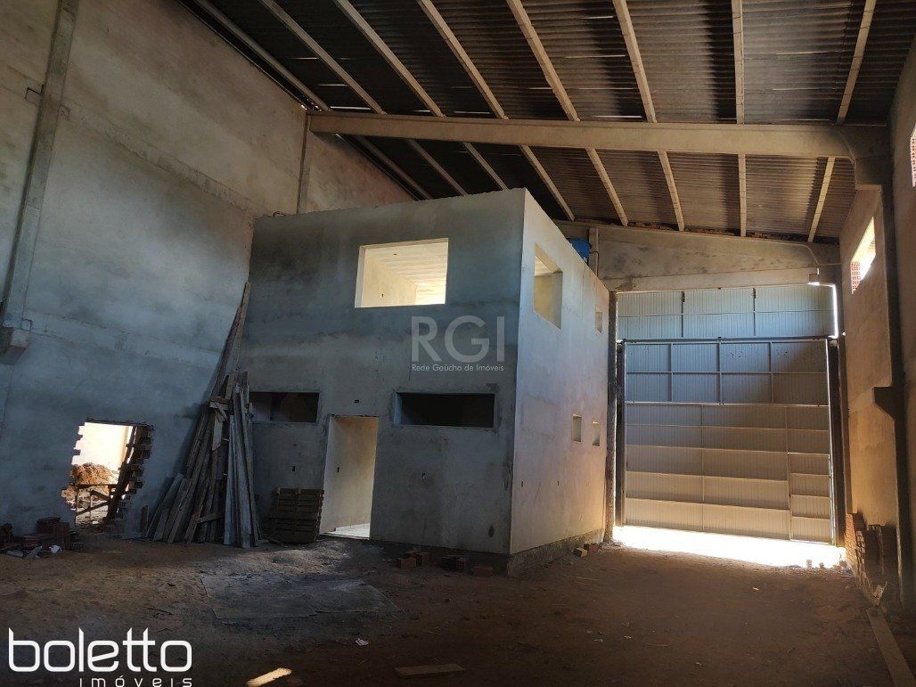 Galpão / Depósito / Armazém de 2 quartos, 900m² no bairro COHAB, em Cachoeirinha | Eu Corretor