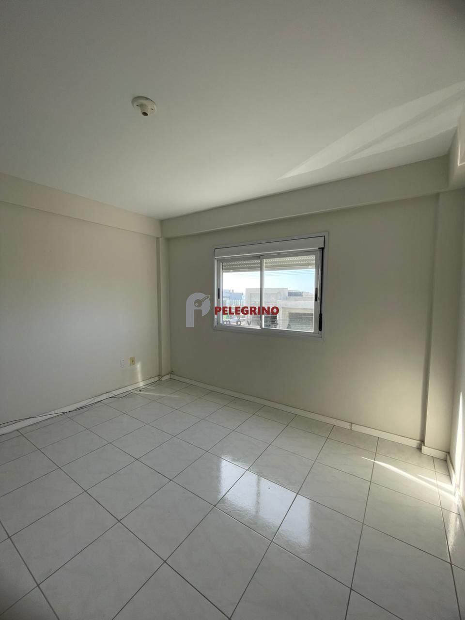 Pelegrino Imóveis aluga ótimo apartamento no Centro