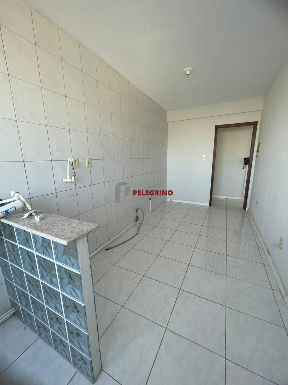 Pelegrino imóveis aluga ótimo apartamento no centro