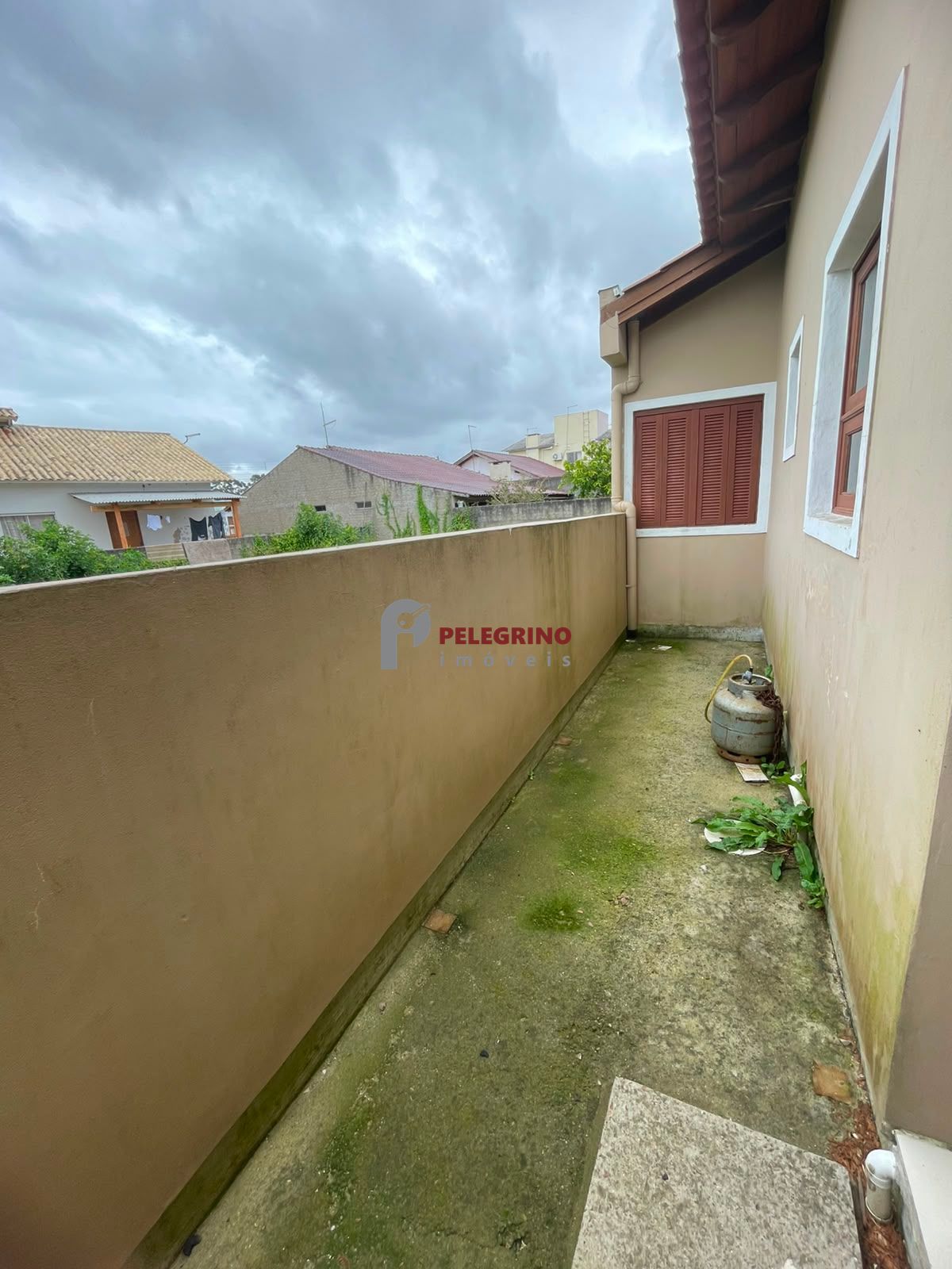 Pelegrino Imóveis vende casa mobiliada em condomínio no bairro Pontal