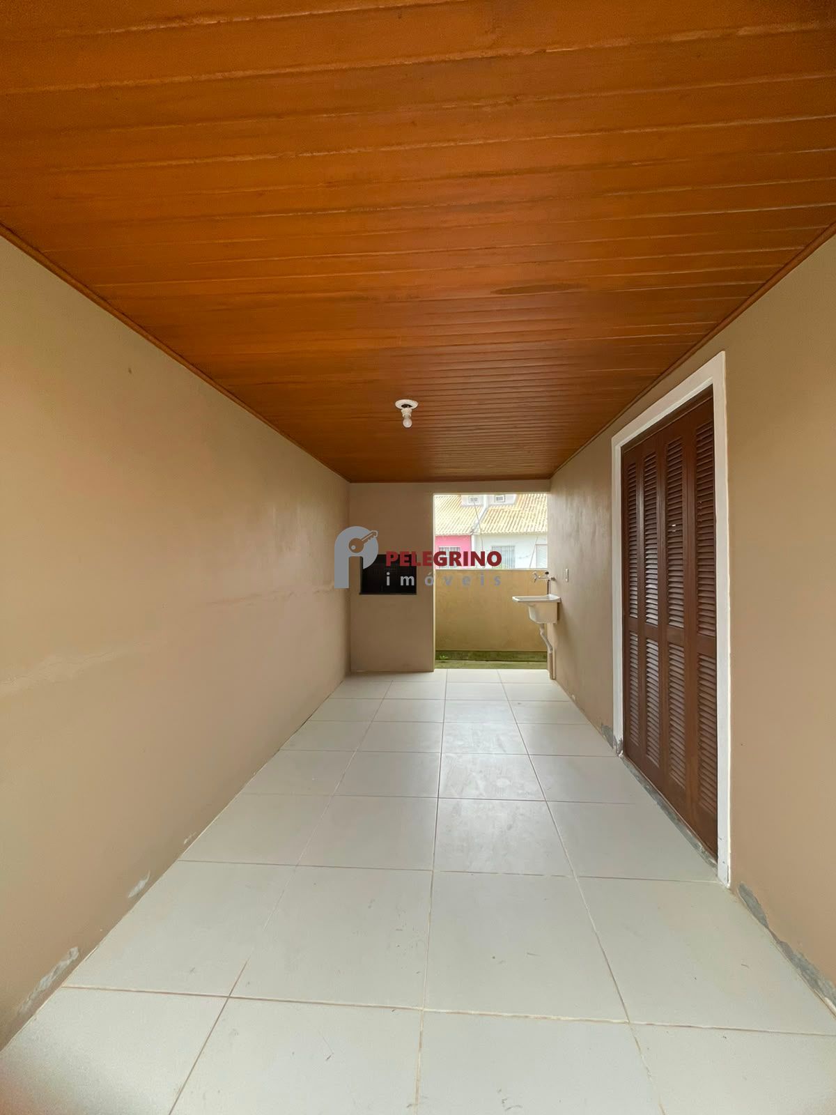 Pelegrino imóveis vende casa mobiliada em condomínio no bair