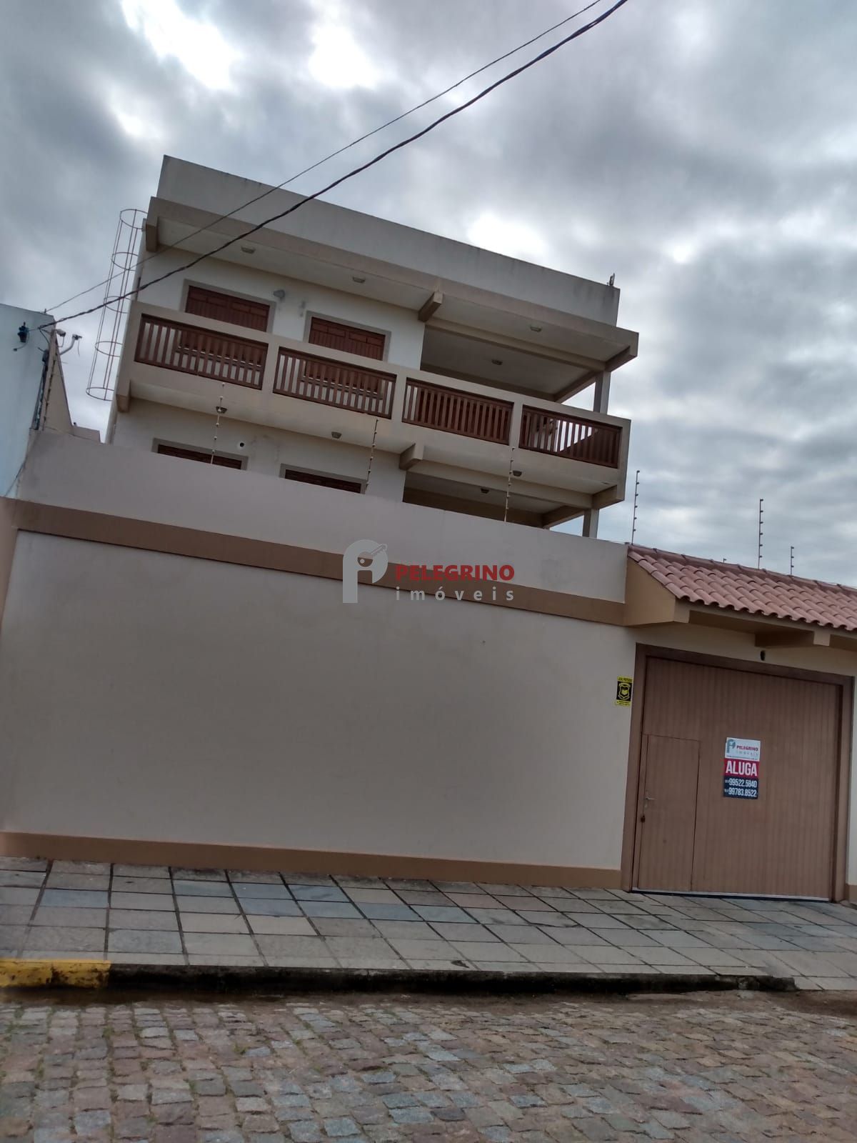 Pelegrino Imóveis aluga apartamento no centro de Tapes