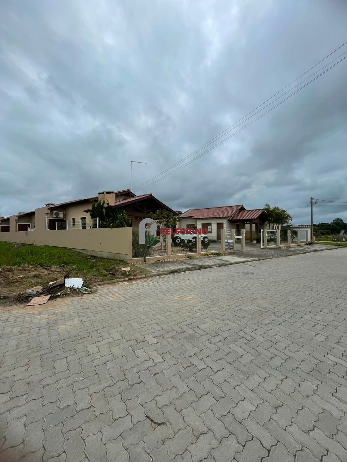 Pelegrino imóveis vende casa mobiliada em condomínio no bair