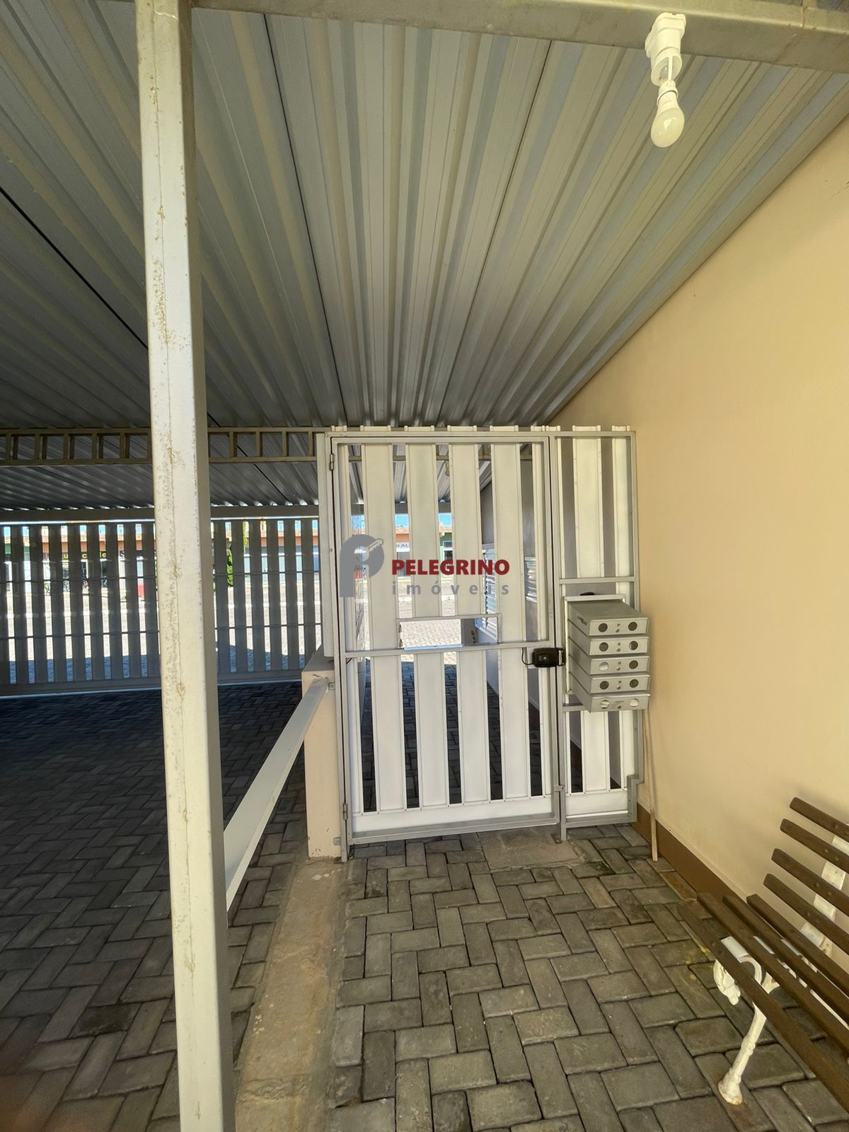 Pelegrino imóveis aluga casa de condomínio no pontal - foto 2