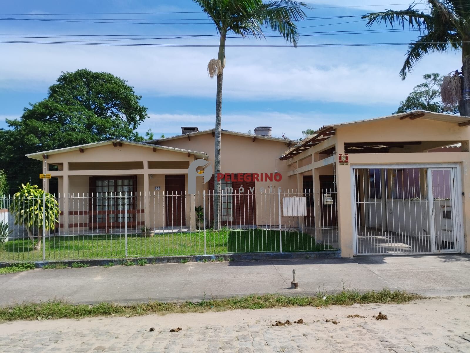 Pelegrino Imóveis vende ótima residência no Centro de Tapes