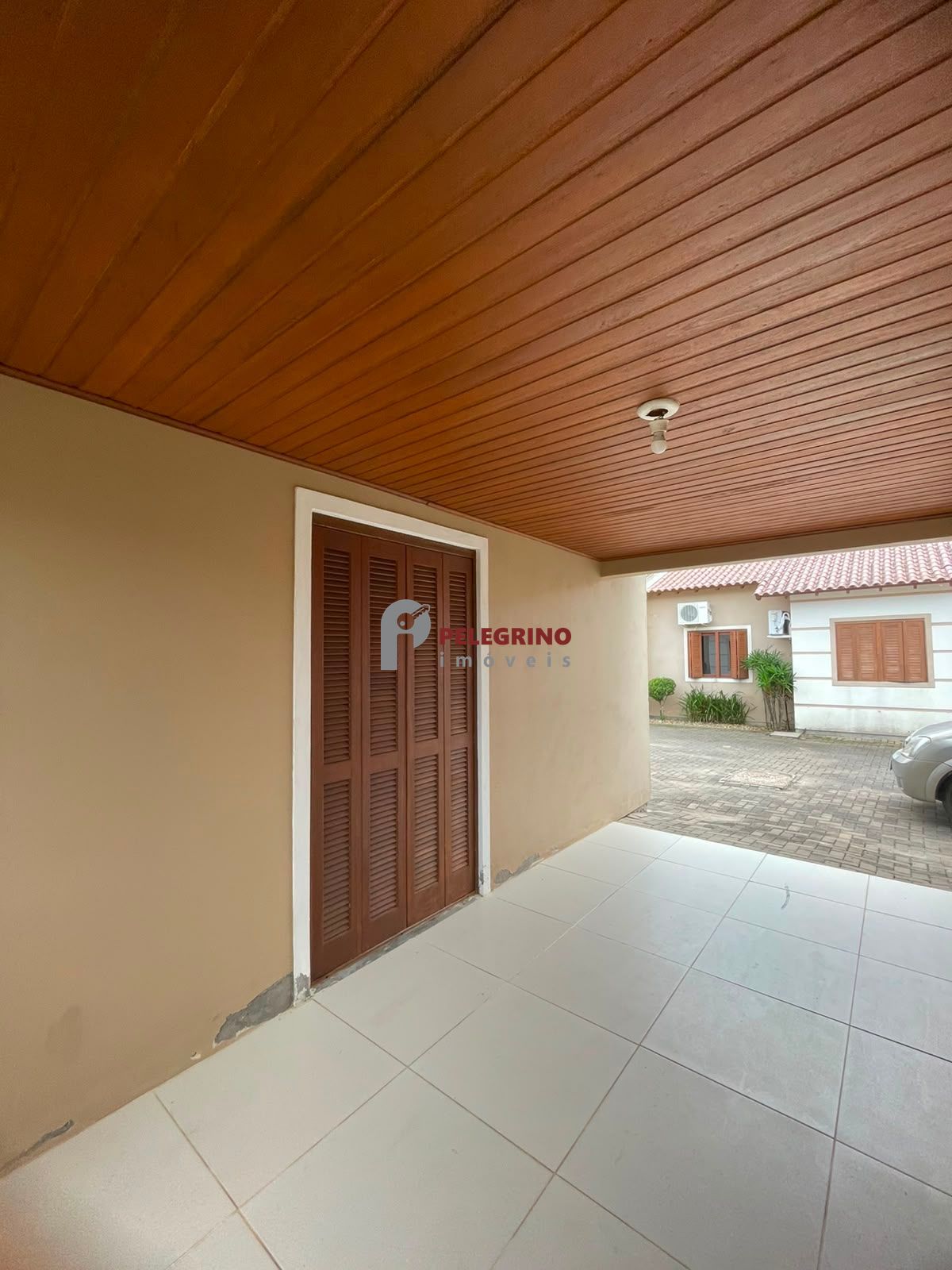 Pelegrino imóveis vende casa mobiliada em condomínio no bair
