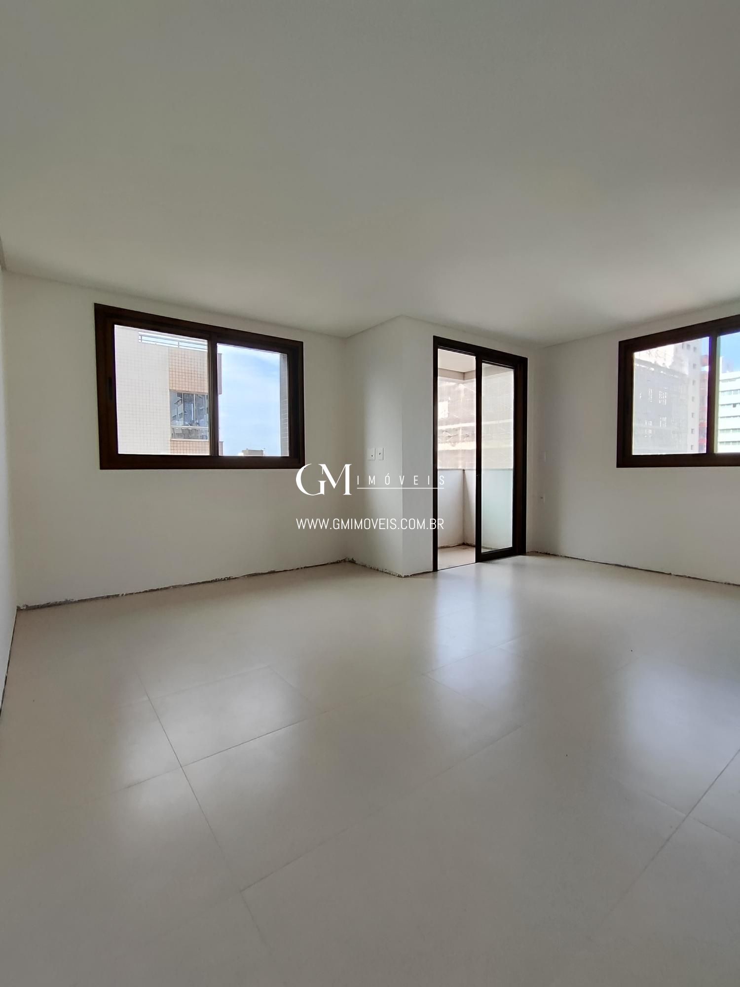 Apartamento à venda com 2 quartos, 77m² - Foto 3