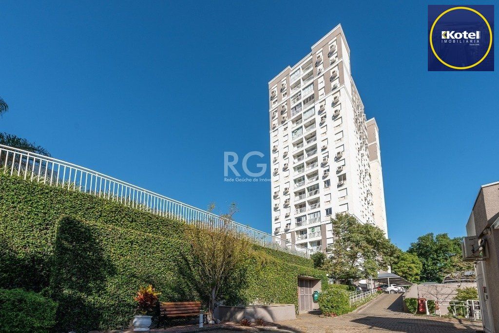 Apartamento de três dormitórios, suíte e uma vaga de garagem no bairro Cristo Redentor em Porto Alegre.