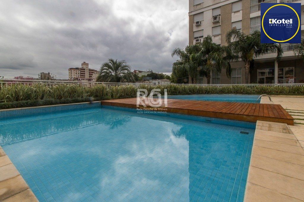 Apartamento de três dormitórios, suíte e uma vaga de garagem no bairro Cristo Redentor em Porto Alegre.