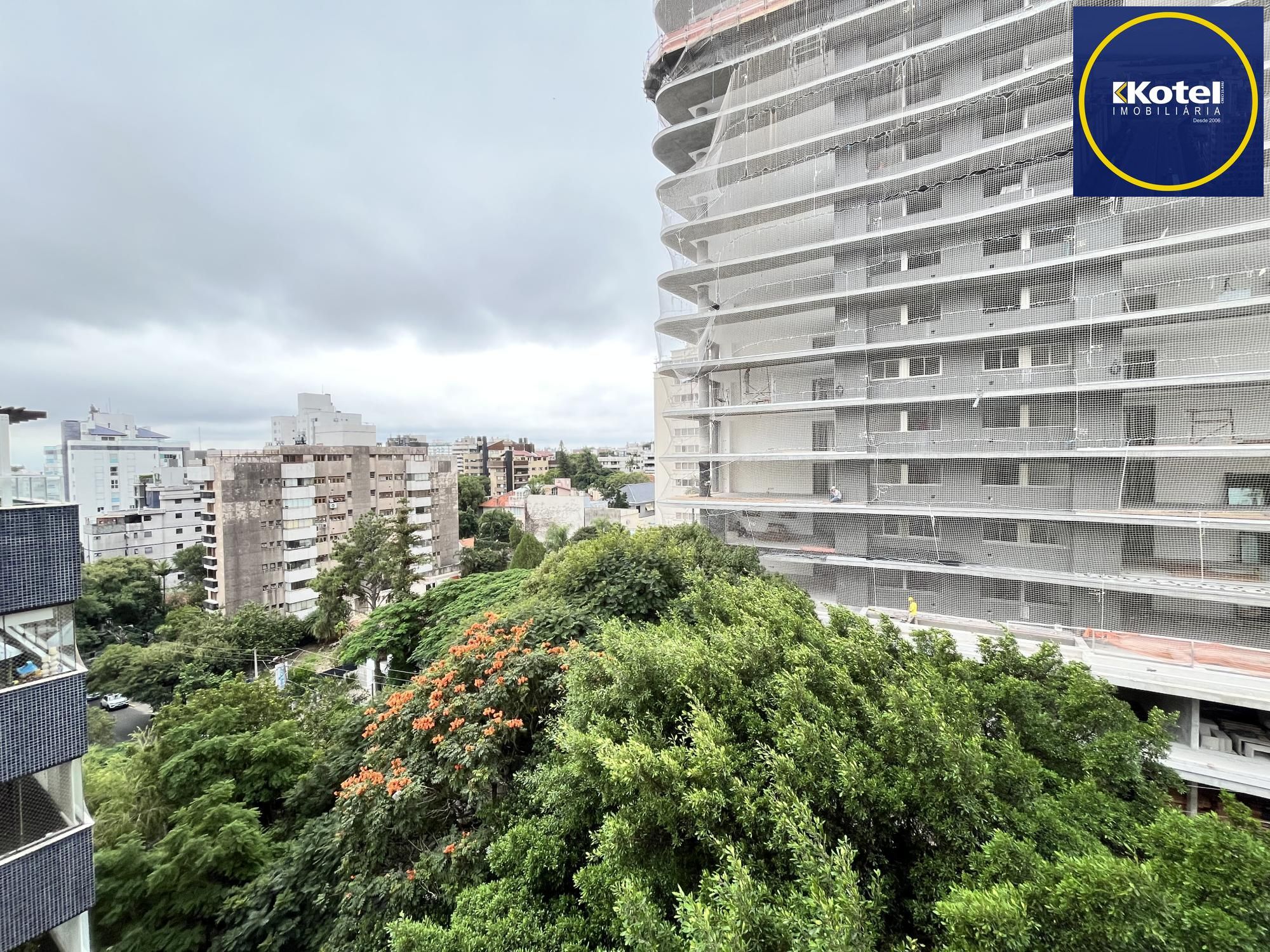Apartamento de 3 quartos, suíte e 4 vagas de garagem no bairro Rio Branco em POA