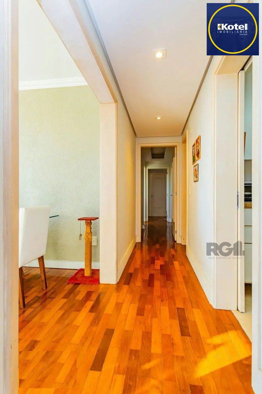 Apartamento de quatro quartos, suíte e duas vagas de garagem no bairro Rio Branco em Porto Alegre.
